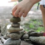 Steine stellen – Wackelspaß für kleine Hände